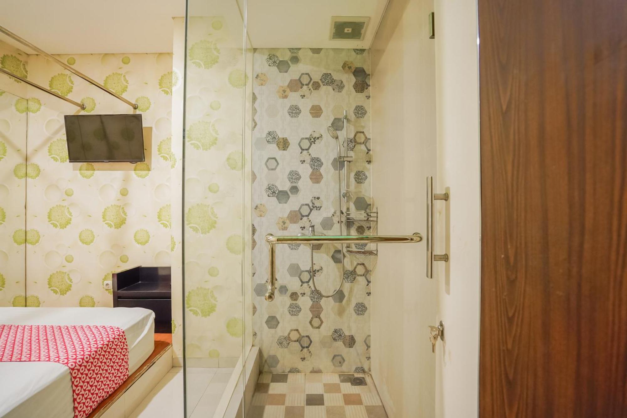 Super Oyo Capital O 92633 Spring Hotel Gubeng スラバヤ エクステリア 写真